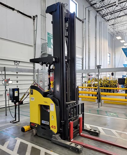 Order-picker Class II lift truck powered by Onecharge lithium battery